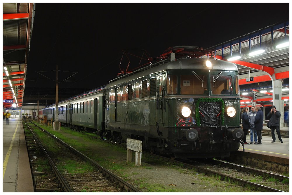 Der allerletzte Zug, der Wien Sd verlassen hat war 4061.13 mit dem Sonderzug D 16999 nach Mrzzuschlag. Geplante Abfahrt war 23.59, ging sich aber letztendlich nicht aus. (12.12.2009)