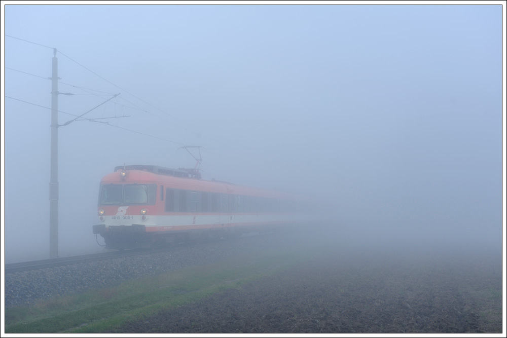 Der als SLP 14266 verkehrenden 4010 009 von Linz nach Bischofshofen taucht am 4.10.2010 kurz nach Kematen aus dem Nebel auf.