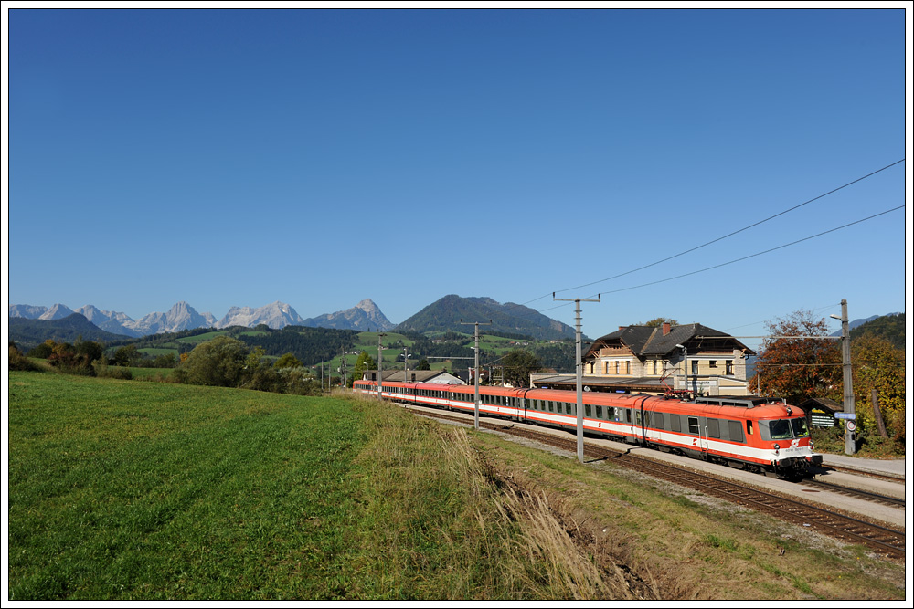 Der als SLP 14266 verkehrenden 4010 009 von Linz nach Bischofshofen am 4.10.2010 beim Halt in Windischgarsten.