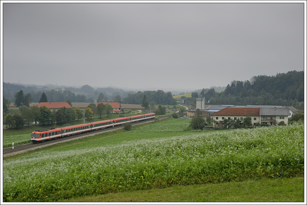 Der als SLP 14266 verkehrenden 4010 009 von Linz nach Bischofshofen am 4.10.2010 zwischen Krift und Wartberg aufgenommen.
