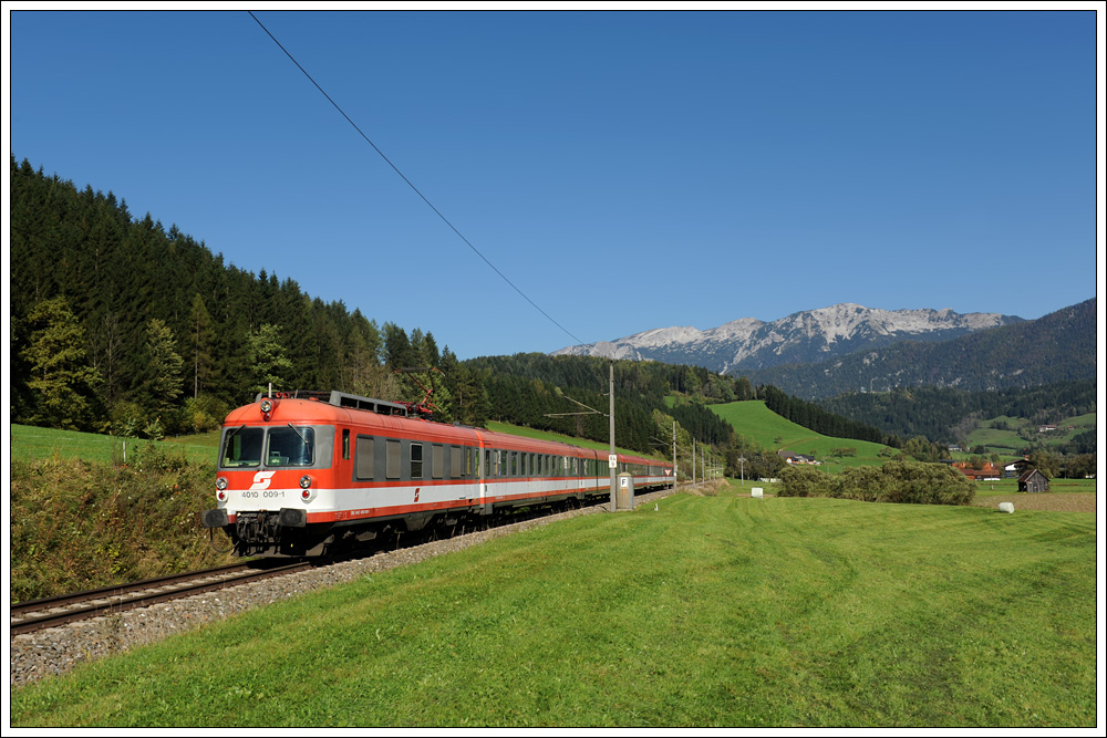 Der als SLP 14266 verkehrenden 4010 009 von Linz nach Bischofshofen am 4.10.2010 kurz vor Spital am Pyhrn.