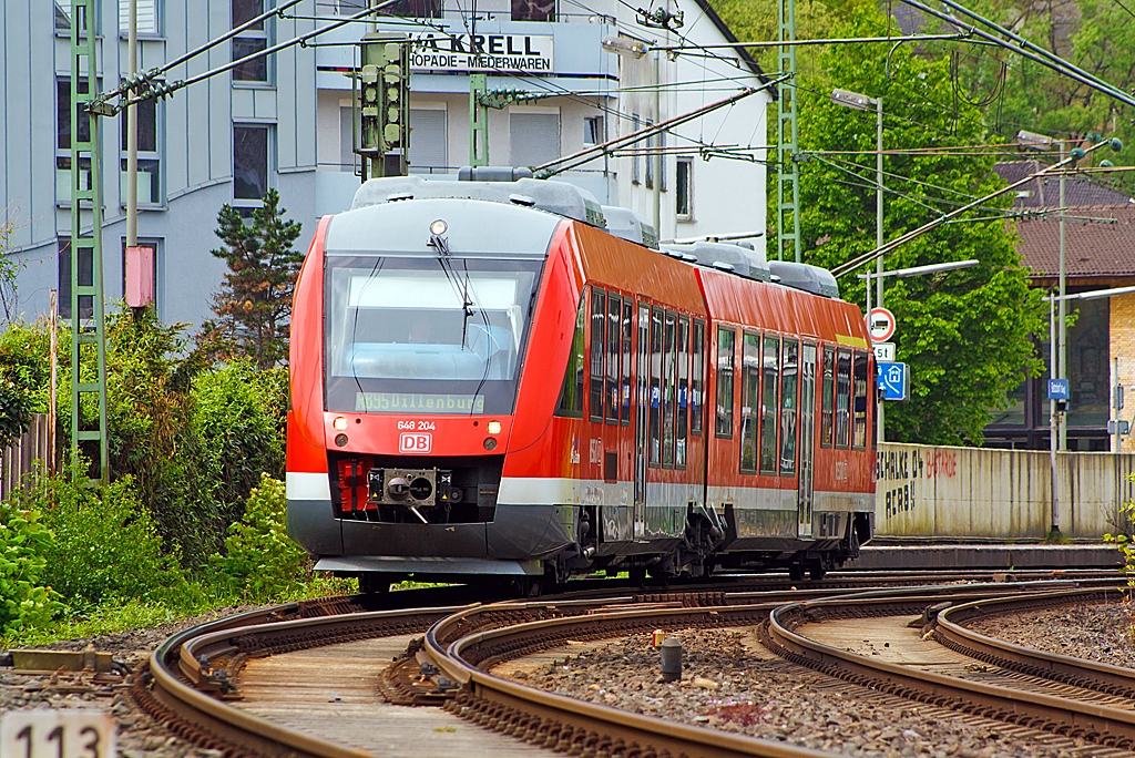 Der Alstom Coradia LINT 41 - Dieseltriebwagen 648 204 / 704 der DreiLnderBahn als RB 95 (Au/Sieg-Siegen-Dillenburg), fhrt am 11.05.2013 von Betzdorf/Sieg weiter in Richtung Siegen.

Der LINT (Leichter Innovativer Nahverkehrstriebwagen) war eine Entwicklung von Linke-Hofmann-Busch (LHB) in Salzgitter. Diese wurde 1994/1995 vom franzsischen GEC-Alsthom-Konzern bernommen, wo der LINT innerhalb der CORADIA-Familie vermarktet wird, wobei sie immer noch in Salzgitter gebaut werden.

brigens die Typenbezeichnung 41 stammt von der gerundeten Lnge von 41 m. 
Technische Daten:
Die Achsfolge ist B' 2' B', das  Eigengewicht betrgt 65,5 t und Lnge ber Kupplung ist 41.810 mm. Die Kraftbertragung erfolgt dieselhydraulisch, angetrieben durch 2 Stck  MTU 6R183TD13H Dieselmotoren  315 kW (428 PS) Leistung, die Hchstgeschwindigkeit betrgt 120 km/h.