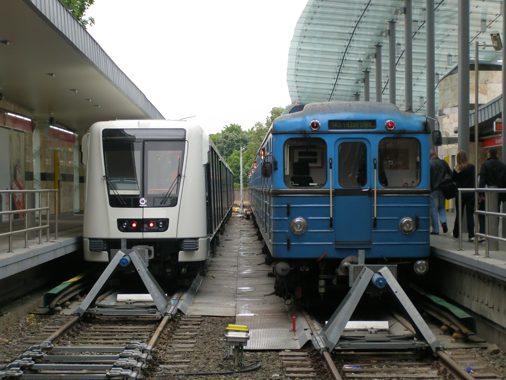 Der Alstom Metropolis AM5-M2 Prototyp und ein Ev/A in der Station rs Vezr Tere (Linie 2) - 14.05.2009