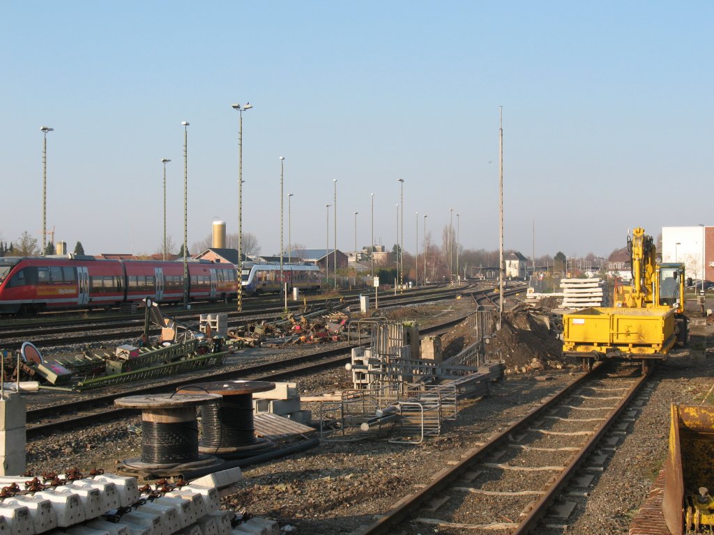 Der alte Gterbahnhof von Coesfeld. Momentan liegt die alte Signaltechnik dort, da Coesfeld ans Estw Coesfeld angeschlossen ist. Links steht ein Talent auf dem Abstellgleis. 28.11.2010
