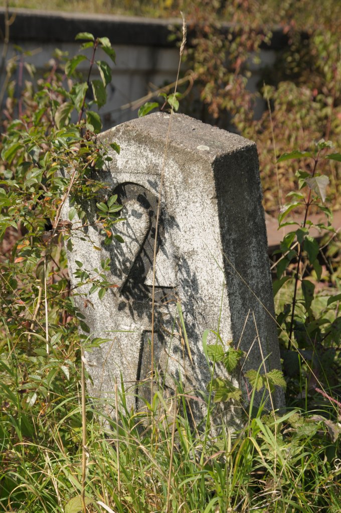 Der alte Mnchener Olympiabahnhof (MOLY) und ein alter KM-Stein am 19.09.10
