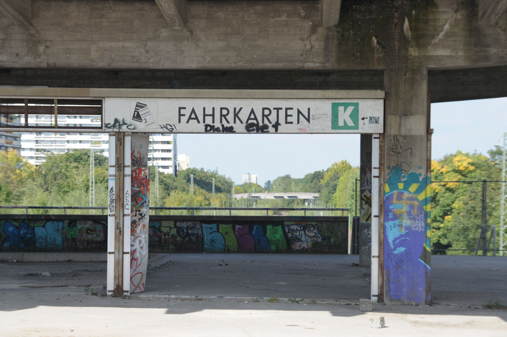 Der alte Mnchener Olympiabahnhof (MOLY): Fahrkarten gibts hier schon keine mehr (19.09.10)