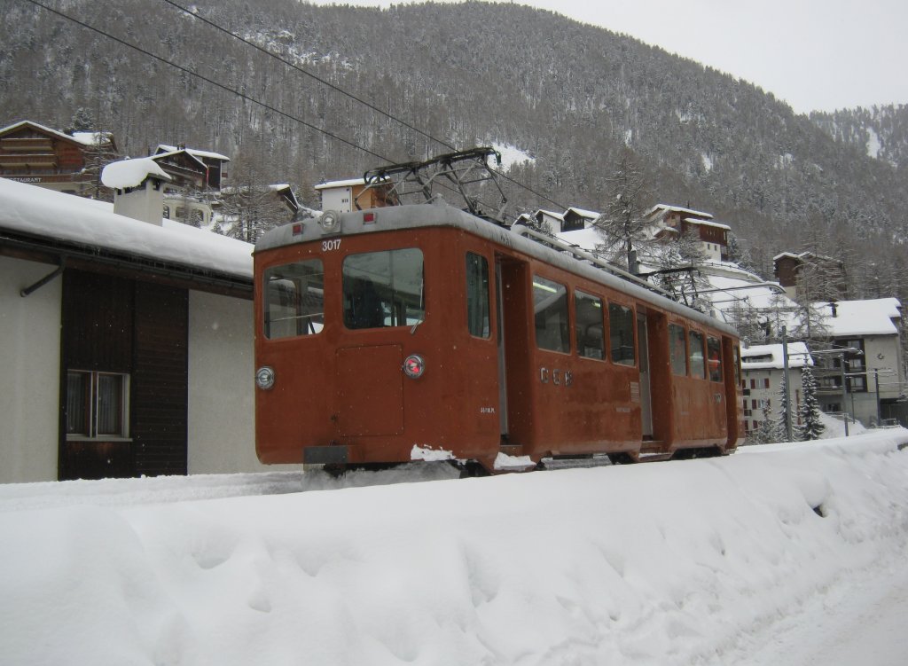 Der alte Triebwagen 3017 bei Abfahrt in Zermatt in Richtung Gornergrat