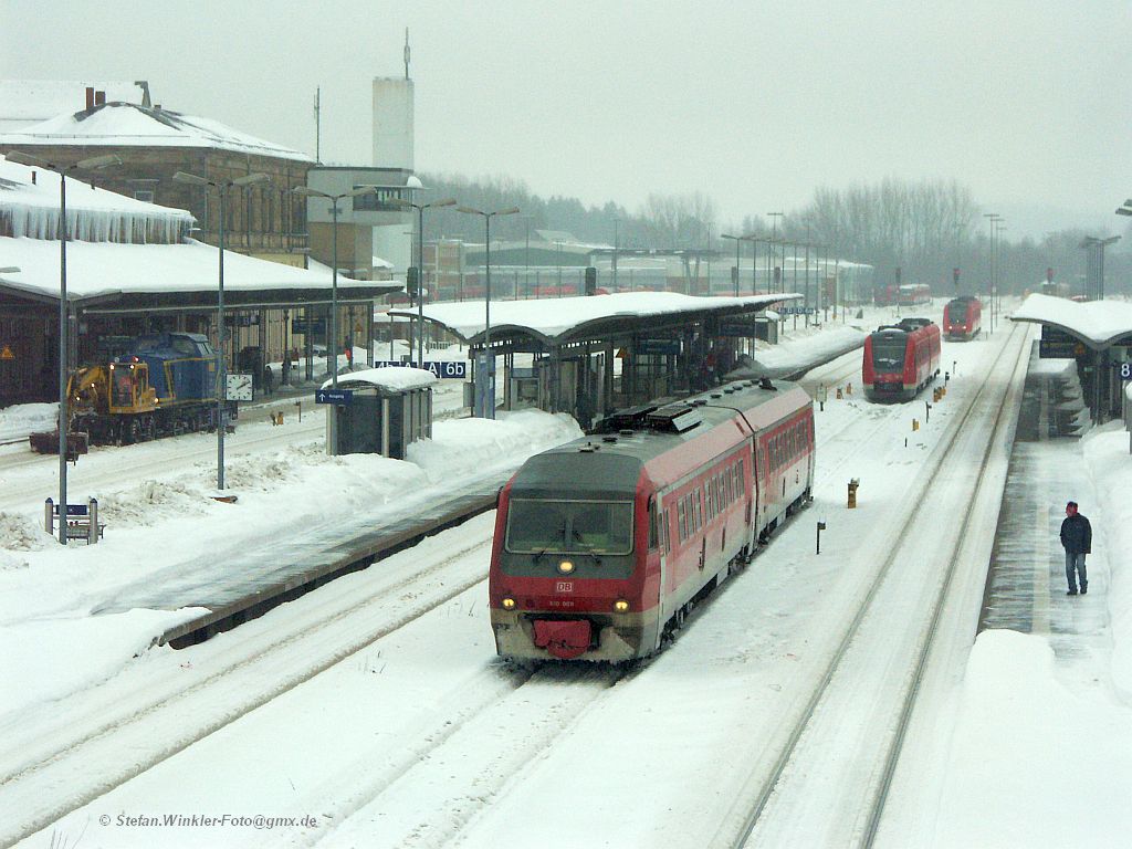 Der altuelle Notfahrplan macht es mglich, wieder einen 610er in Hof zu sehen. Hier der 610 008 am 6. Januar 2011 auf dem Wartegleis in Hof Hbf. Gerade wurde er vom Stromnetz zur Vorwrmung getrennt und bald wird der Zug auf das Ziehgleis vor dem Bf gefahren um danach seine nchste Fahrt zu machen.