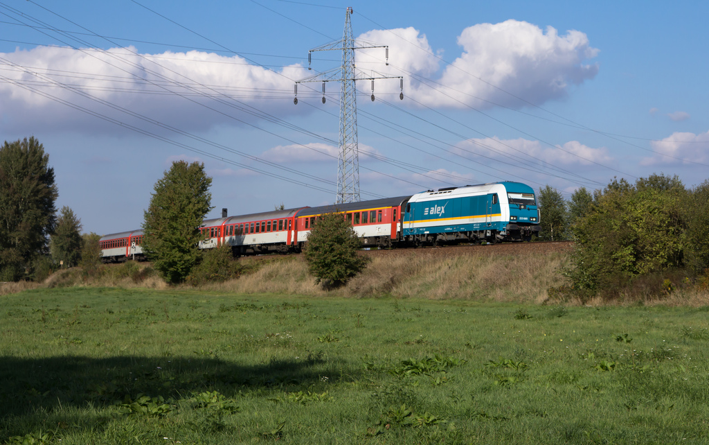 Der ALX/R 353 bei Schwandorf.Der Zug bestand diesmal aus einer farblich einheitlichen Garnitur und war sehr sprlich mit Fahrgsten besetzt.30.9.12