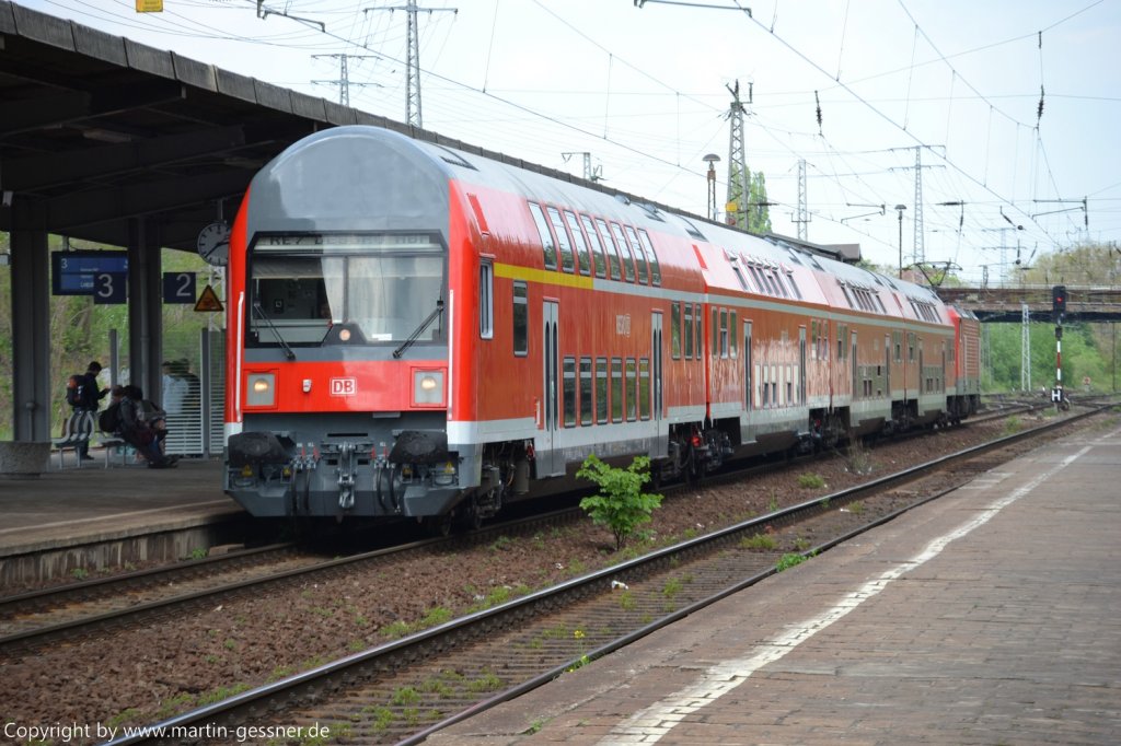 Der am 20.04.2011 frisch revisionierte DABbuzfa760 steuert als RE 18719, der Linie RE7 (Wnsdorf-Waldstadt - Dessau) auf Dessau zu. Aufgenommen in Rolau(Elbe) am 25.04.2011. Geschoben hat 112 188.