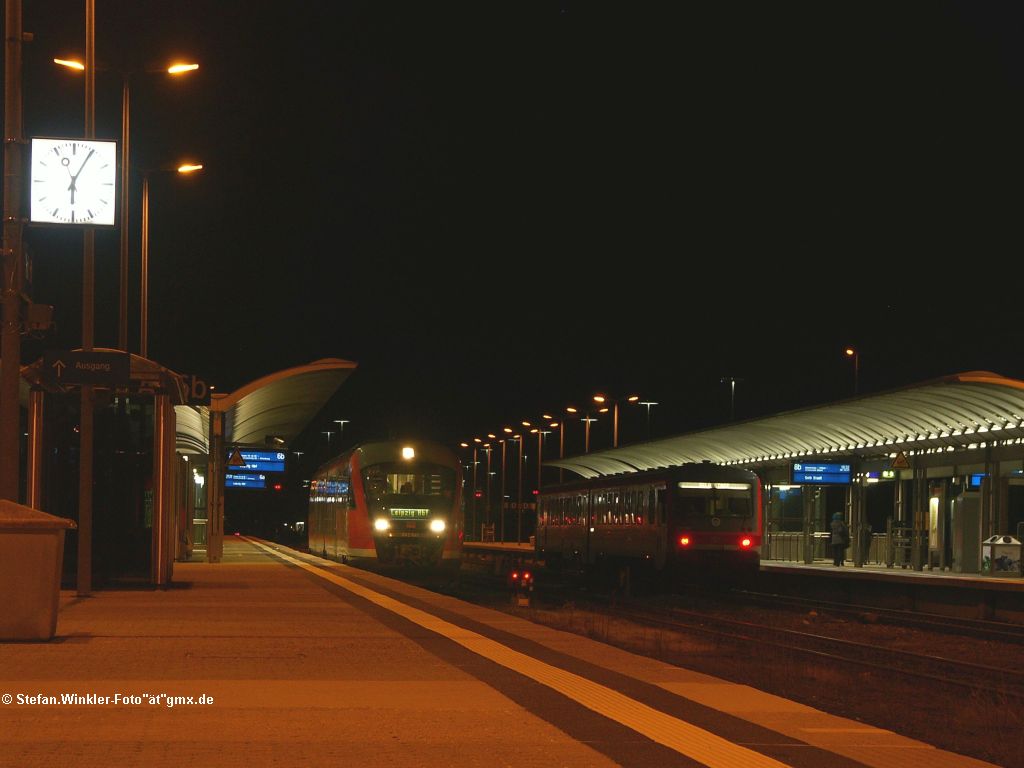 Der am 4.11.2010 abends als Lok+Wagen - Ersatz im Einsatz befindliche 642641 traf vor R�ckfahrt in Hof Hbf auf einen 628.4 der aus Selb kam und sp�ter auch nochmals Selb als Ziel hatte.