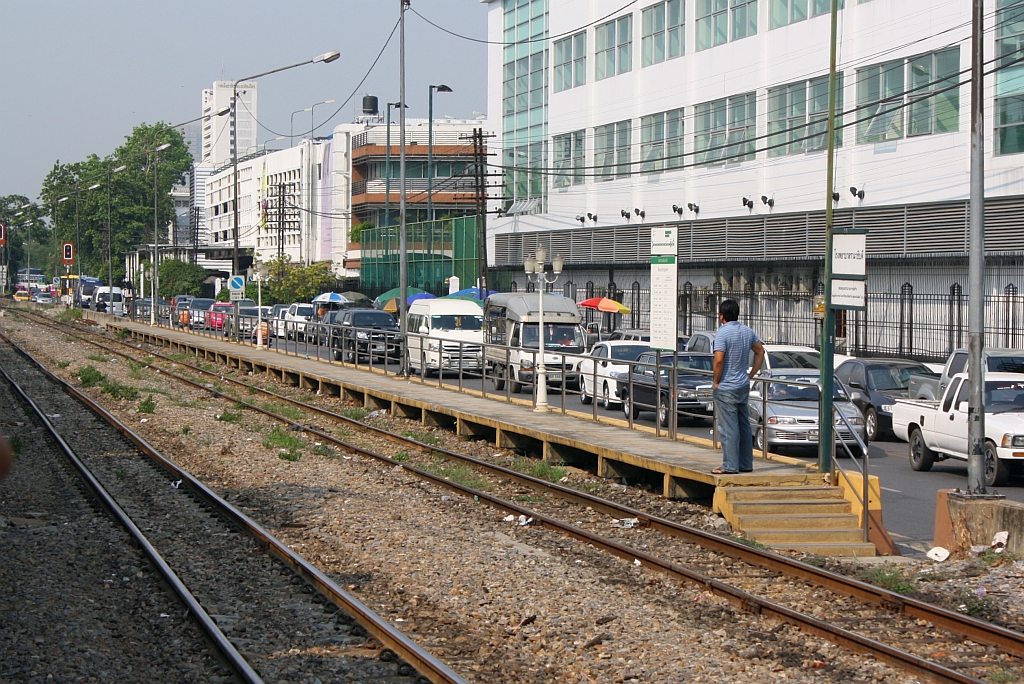Der am Gleis Richtung Hua Lamphong gelegene Bahnsteig der Hst. Rama Thibodi Hospital am 14.Mrz 2011.