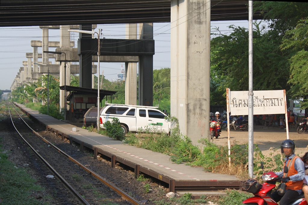 Der am Gleis Richtung Hua Lamphong gelegene Bahnsteig der Hst. Nikhom Rotfai Khomo Sipet am 14.Mrz 2011.