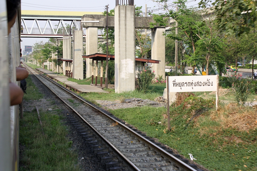 Der am Gleis Richtung Hua Lamphong gelegene Bahnsteig der Hst. Thung Song Hong am 14.Mrz 2011.