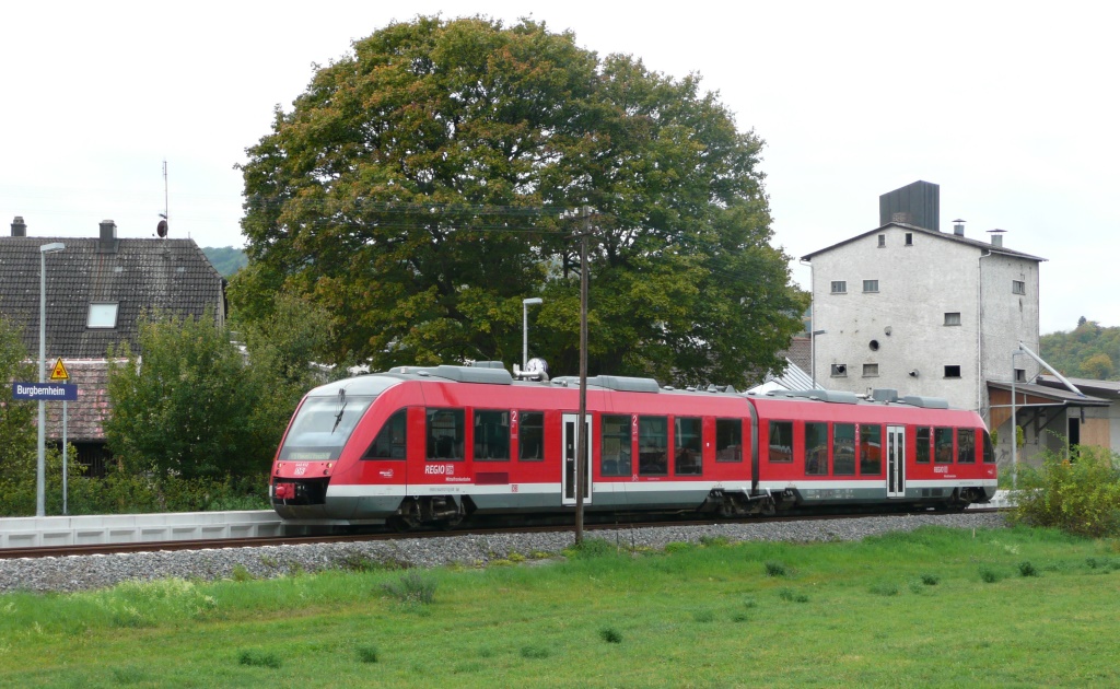 Der Anblick elf Jahre spter war wesenlich ansprechender. 648 812 wendete am 5.10.11 wegen einer Baustelle in Steinach schon in Burgbernheim und fuhr nach Neustadt/Aisch zurck. 

