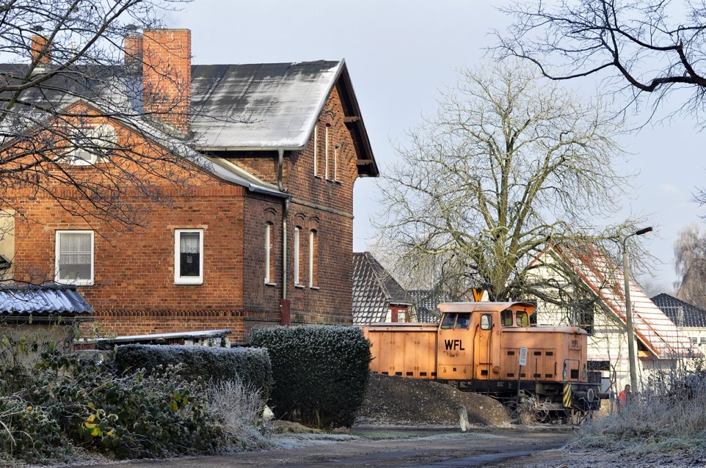 der Anblick fast wie zu DR-Zeiten in der Hafenkurve am B Bahnhofstr. / Bahnweg, eine 106, hier aber WFL Lok 1 [345 259], leider endet das Hafengleis kurz hinterm B, also nichts mehr mit deftigen Hafenberfhrungen fr Remse 13+14+15 u. Co., Stralsund am 27.11.2010