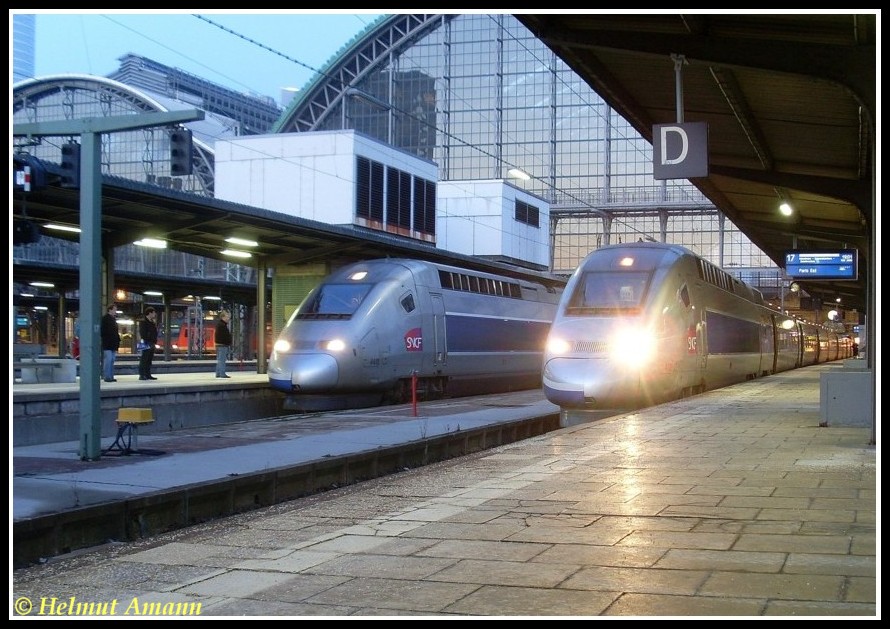 Der Anblick von TGV-Zgen im Hauptbahnhof Frankfurt am Main ist schon lange keine Seltenheit mehr, aber zwei TGV gleichzeitig und direkt nebeneinander, das gab es dort auch eher selten zu sehen. Am 25.01.2009 hatte ich dieses Glck mit den Zgen TGV 2802 (Triebzug 4415) am Gleis 18 und TGV 2805 (Triebzug 4419) am Gleis 17, und ich hatte zum Glck auch mein Stativ dabei, ohne das htte ich von dieser Szene jetzt wahrscheinlich keine vorzeigbare Aufnahme.