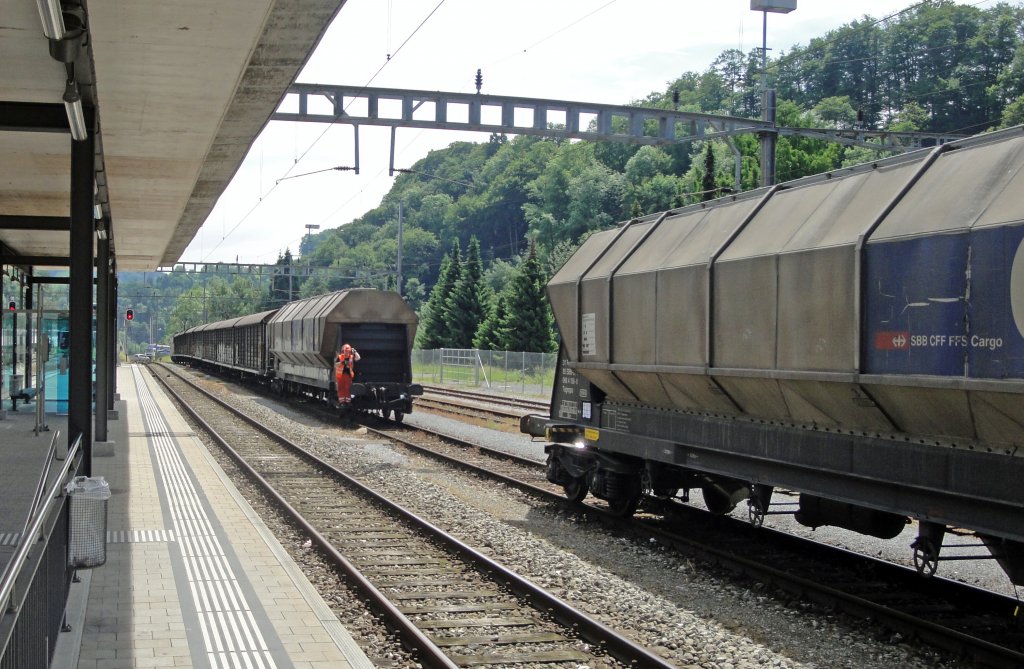 Der vom Anschlussgleis gekommene Tagnpps31 015-6 rollte an eine abgestellte Reihe von Hbils Wagen. Diese insgesammt 8 Wagen werden nun an die fr die Walzmhle AG bestimmten Wagen geschoben. (Wolhusen, 10.06.10)