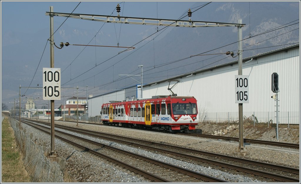 Der AOMC Beh 4/8 N 592 als Regionalzug 41 kurz vor der neuen Haltestelle Aigle Hpital am 5. Mrz 2011.
