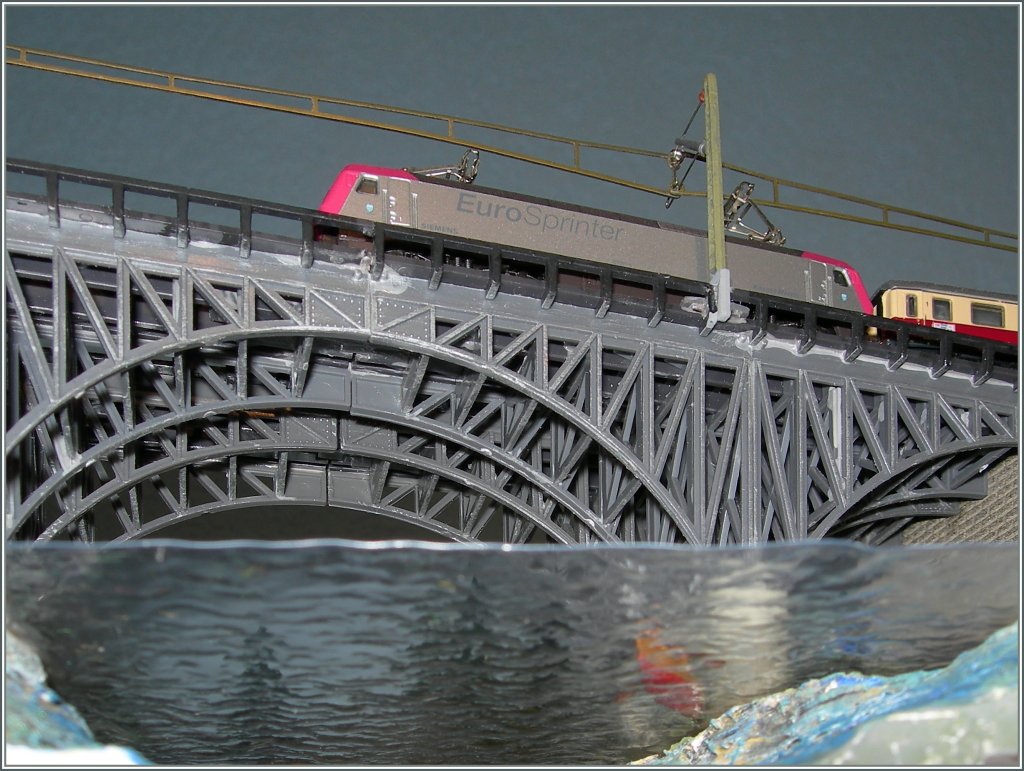 Der April-Regen hat endlich meinen Z-Fluss gefllt, ber welchen nun die DB 127 001-6 ihren IC zieht. 18. April 2012