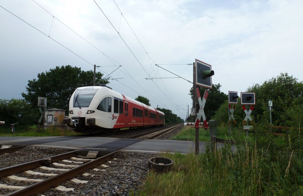 Der Arriva Spurt Triebwagen fuhr am 29.06.2012 von Groningen nach Leer, hier kurz vor Leer.