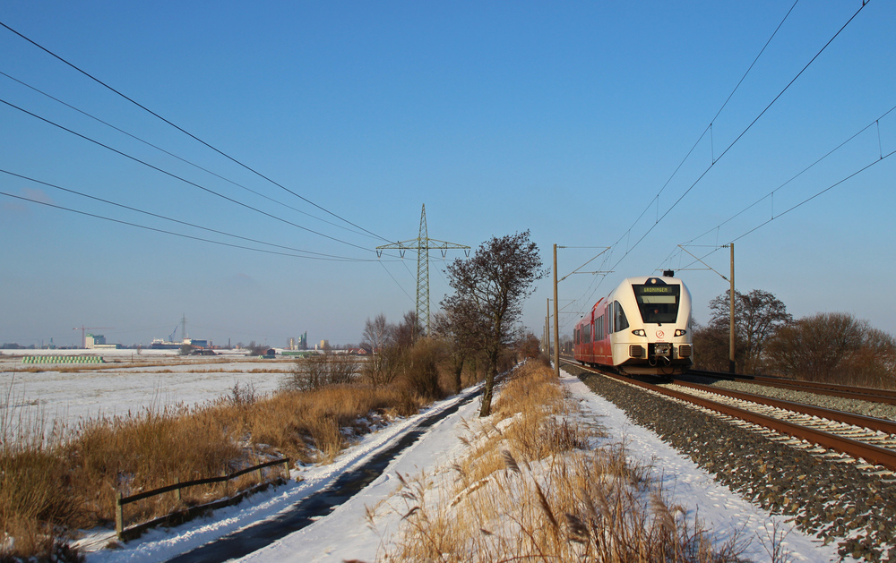 Der Arriva Spurt Triebwagen fuhr am 23.01.2013 von Leer nach Gronigen, hier sdlich von Leer.