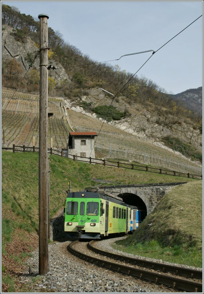 Der ASD BDe 4/4 401 (mit dem Bt 432) kurz vor der Haltestelle Verchiez auf der Fahrt nach nach Les Diablerets als Regionalzug 436 am 27. März 2011.