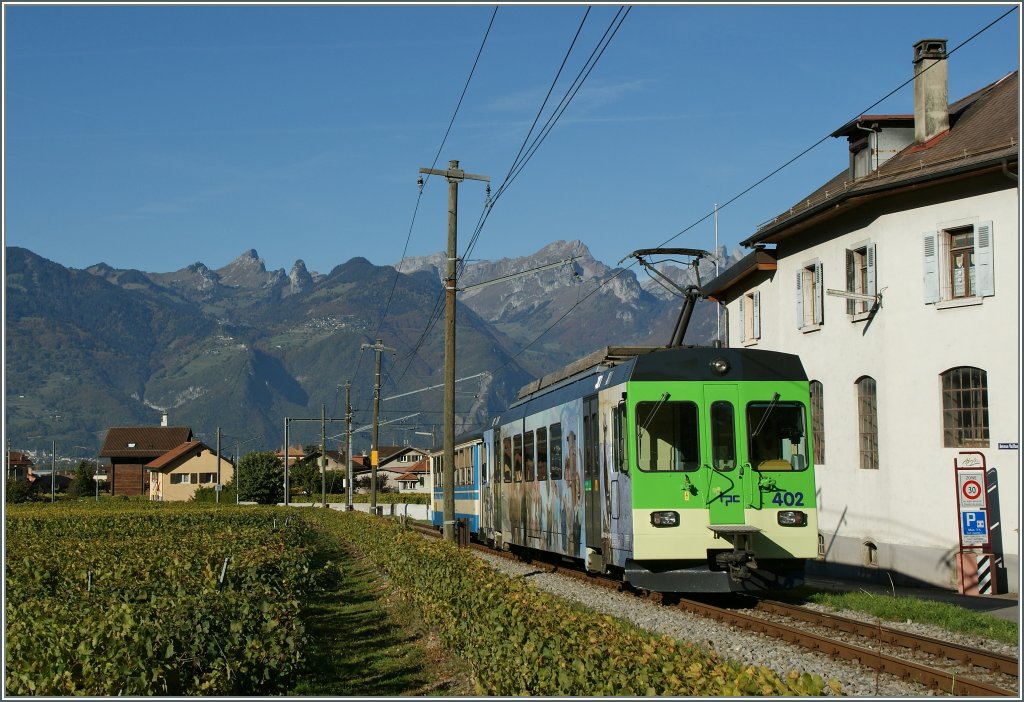 Der ASD BDe 4/4 402 im Werbeanstrich mit seine, ex BLT Bt auf dem Weg nach Aigle kurz nach der Station  Aigle Dépôt .
18. Okt. 2011