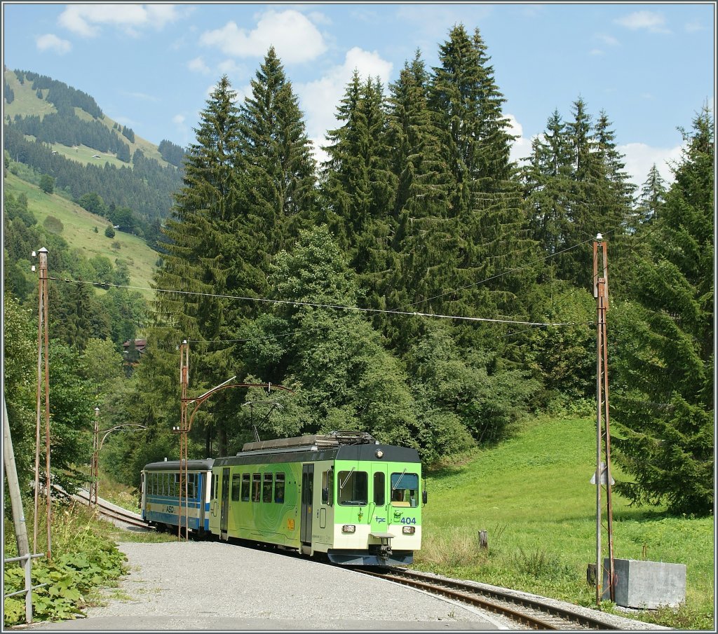 Der ASD BDe 4/4 404 mit seinem Bt erreicht als Regionalzug 457 die Haltestelle  Vers-L'Eglise .
18. August 2011