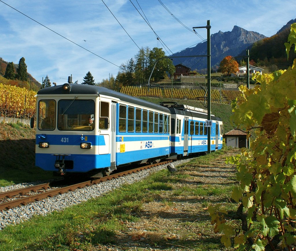 Der ASD Regionalzug Les Diablerts - Aigle in den Weinbergen oberhalb von Aigle 
28.10.2009