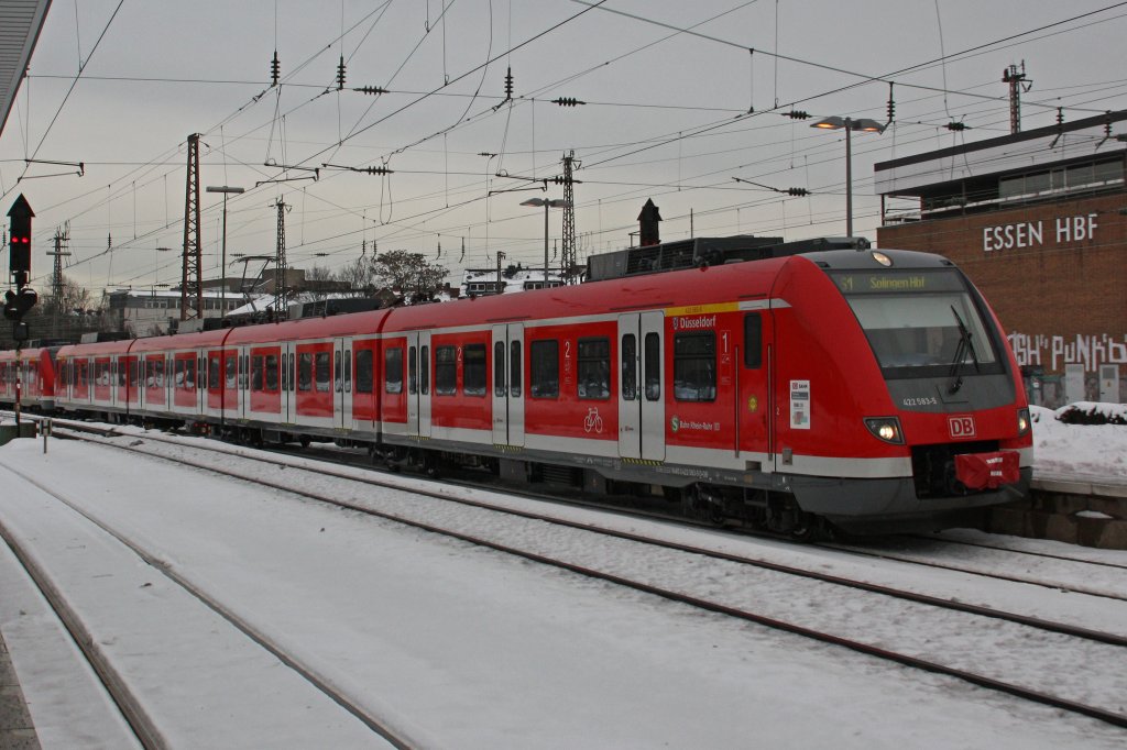 Der auf  Dsseldorf  getaufte 422 583 am 28.12.10 als S1 bei der Einfahrt in Essen Hbf