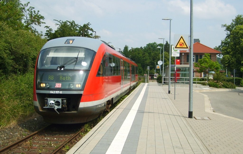 Der auf ein Stumpfgleis zurck gebaute Bahnhof Hilpoltstein im Juni 2007, Blick Richtung Osten.