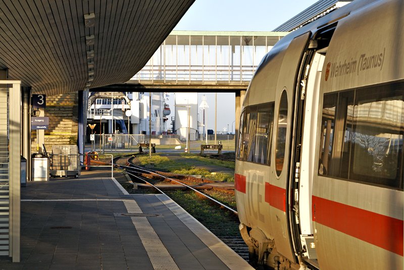 Der auf den Namen Wehrheim (Tz 5510) getaufte ICE-TD wartet am 15.11.2009 in Puttgarden auf die Trajektierung nach  Rdby Havn.