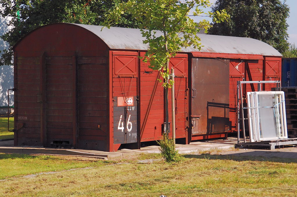 Der Aufbau eines ehemaligen schweizer Gterwagen dient heute als Lagerschuppen einer Schreinerei in Sdlohn im schnen Mnsterland. 22.7.2012