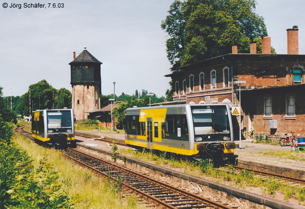 Der Aufenthalt in Nebra war fr die kreuzenden Zge mit jeweils etwa 10 Minuten grozgig bemessen. Der Fotograf freute sich, aber auch deswegen saen nur wenige  normale  Fahrgste in den Triebwagen. 