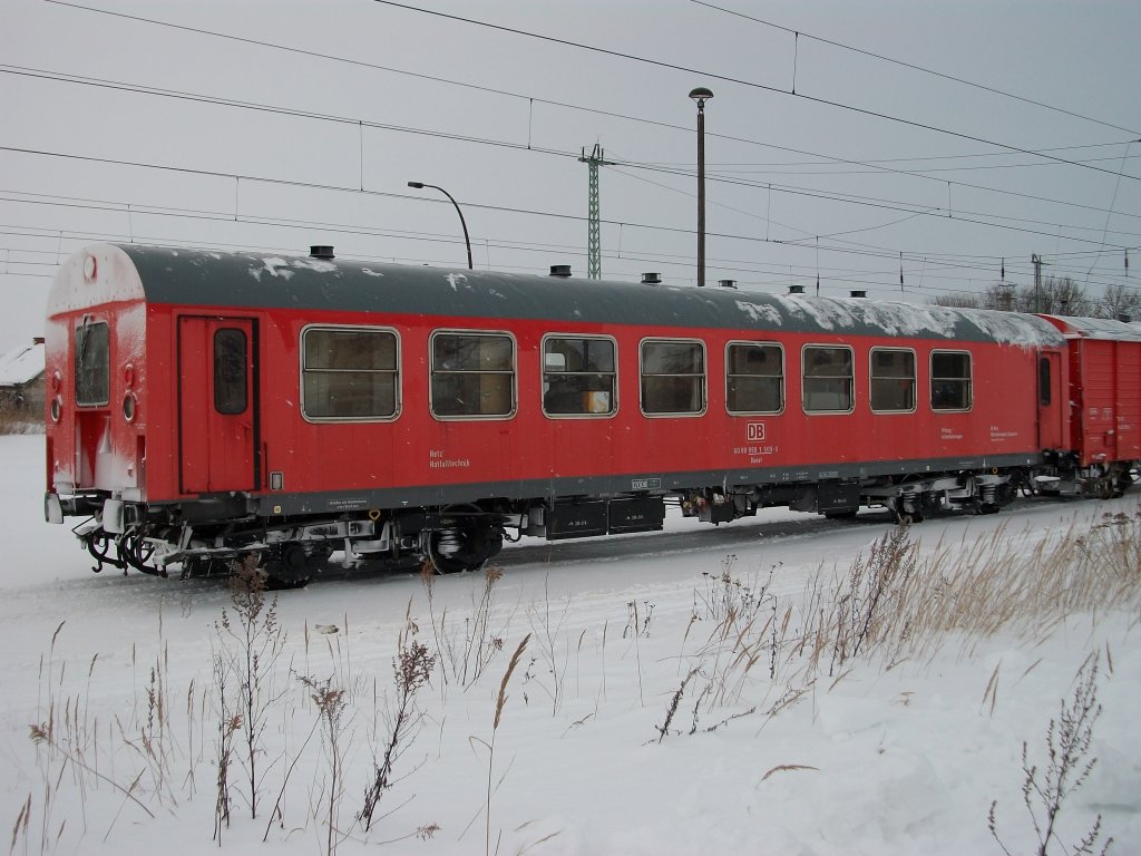 Der Aufenthaltswagen 60 80 990 1 500-0 vom Hilfszug Standort:Rostock am 26.Dezember 2010 in Bergen/Rgen.