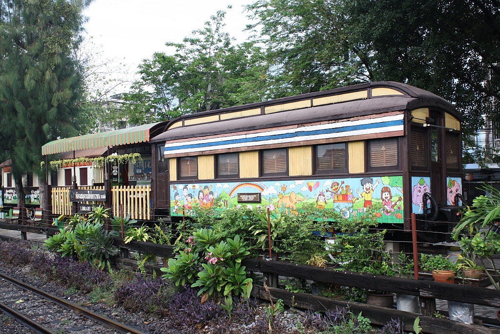 Der aus 2 ausgemusterten Personenwagen und 1 Gterwagen bestehende  LIBRARY TRAIN  beim Bahnhof Bang Sue Junction erhielt einen neuen Anstrich und prsentiert sich nun farbenfroh. Im Bild vom 17.Mai 2012 erkennt man rechts einen ehemaligen 1.Kl. Wagen der Metropolitan Amalgamated Birmingham(Baujahr 1912), und links hinter den Bumen einen nummernlosen 4achsigen Pesonenwagen (Hersteller: Magor/USA, Bauj.1944, Fabr.Nr.51109). 