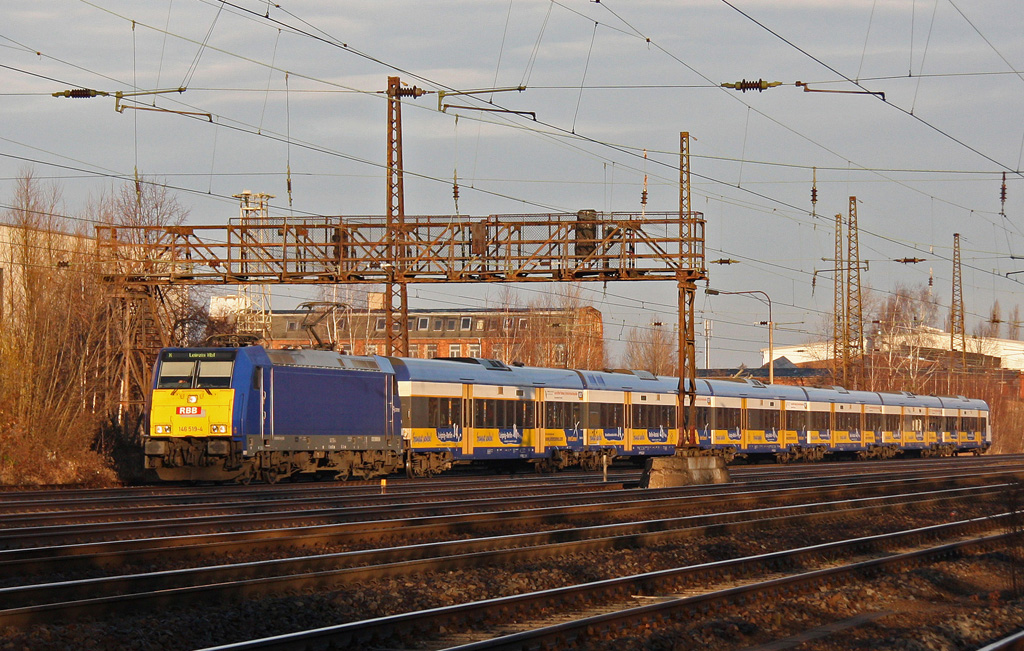 Der aus Berlin kommende InterConnex durchfhrt am Morgen des 03.12.2011 die alte Signalbrcke in Leipzig-Mockau.