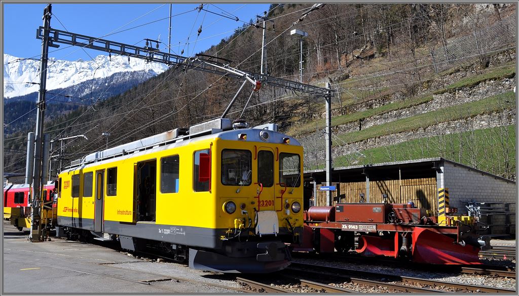 Der aus einem ABe 4/4 II umgebaute Triebwagen Xe 474 23201 der Infrastruktur macht auch im gelben Kleid eine gute Falle. (15.04.2013)