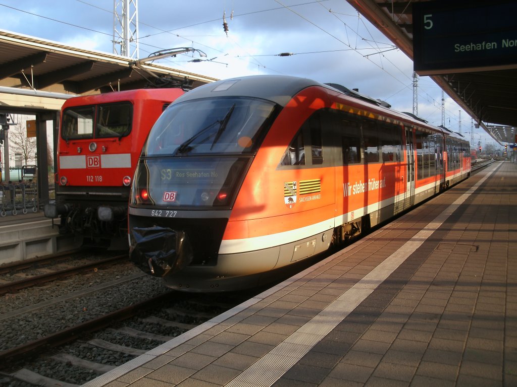 Der aus Magdeburg nach Rostock gekommende 642 727,im Einsatz,am 17.Dezember 2011,zwischen Rostock Hbf und Rostock Seehafen Nord,im Rostocker Hbf.