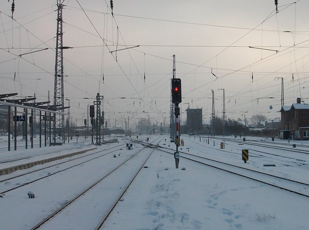 Der Aus-und Einfahrbereich vom Rostocker Hbf in Richtung Berlin,Hamburg und Stralsund am 04.Dezember 2010
