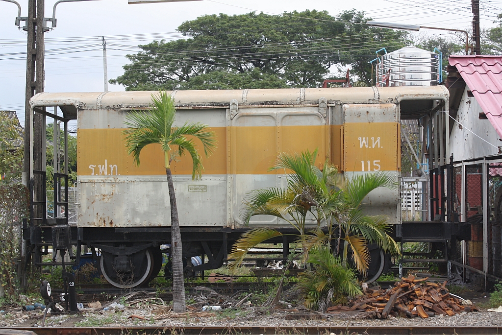 Der ausgemusterte พ.ห.115 (พ.ห.=B.V./Brake Van) wird im Bf. Chiang Mai als Lagerraum weiterverwendet; 11.Jänner 2011.
Die B.V.'s 101-140 wurden 1956 von Fuji Sharyō in Japan gebaut. 

