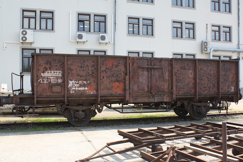 Der ausgemusterte ÖBB Es 01 81 5242 850-6 wartet am 13.August 2010 in Jedlersdorf auf seine Verschrottung.