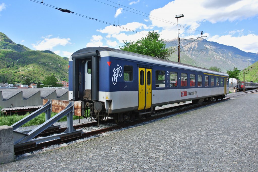 Der ausrangierte AB EWII 50 85 39-35 117-3 abgestellt hinter dem Bahnhof Bellinzona, 11.05.2013.