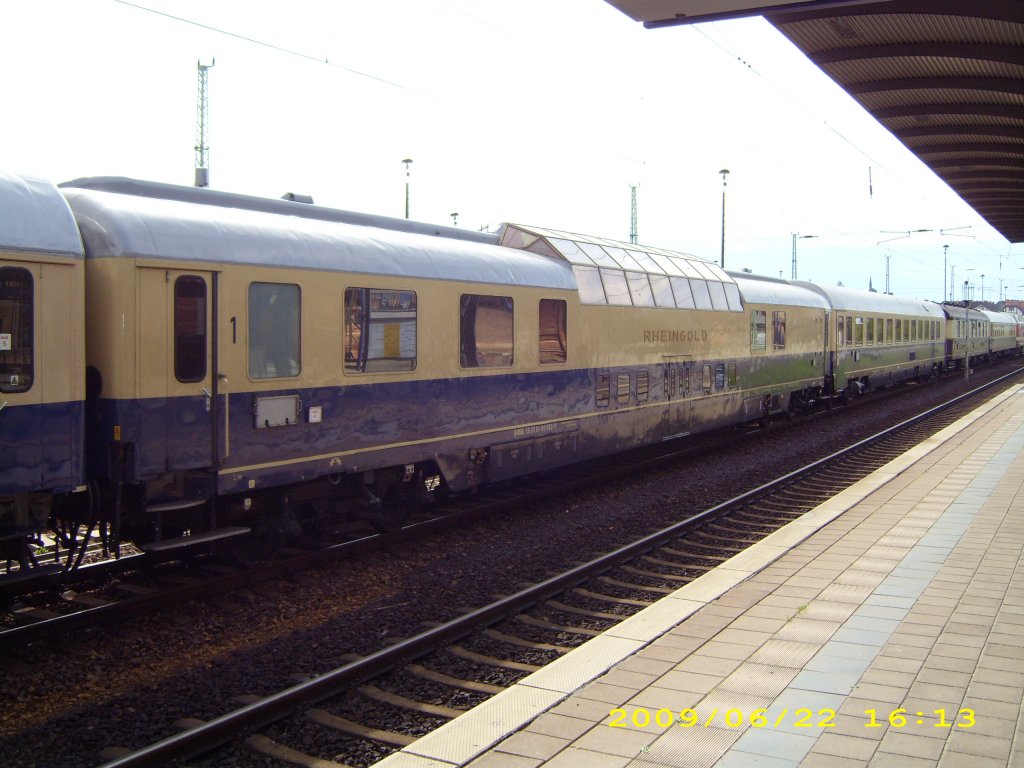 Der Aussichtswagen des Rheingold abgestellt im Bahnhof Lbbenau. Aufgrund der Sonneneinstrahlung ist die Oberleitung kaum zu erkennen.