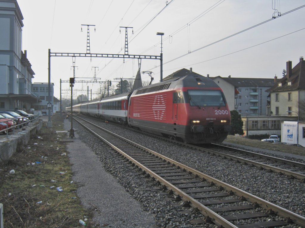 Der Autosalonextrazug 30510 bei Durchfahrt in Solothurn West. Der Zug wurde von der Re 460 103 gezogen, und bestand aus 8 Bpm61 Refit, einem WRm61 Refit und 3 Apm61 Refit, 12.03.2012.