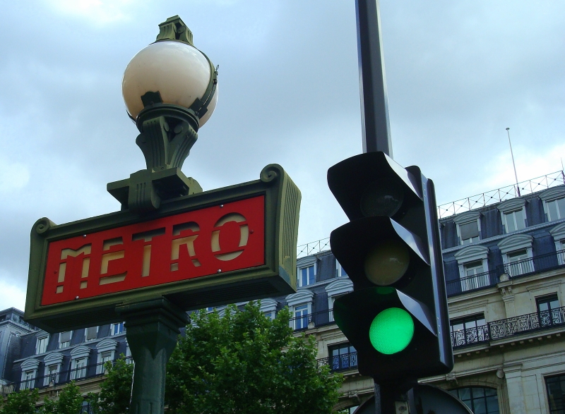 Der Autoverkehr in Paris kennt keine grne Welle - die Metro ist immer schneller! 14.7.2009