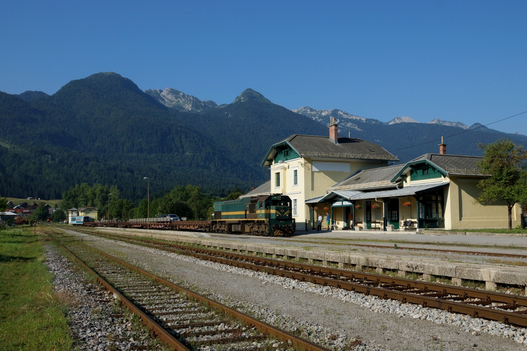 Der  Avtovlak  852 von Most na Soci war mit 664.117 bespannt und erreicht den Zugendbahnhof Bohinjska Bistrica am nrdlichen Portal des Wocheinertunnels. 22.07.2013