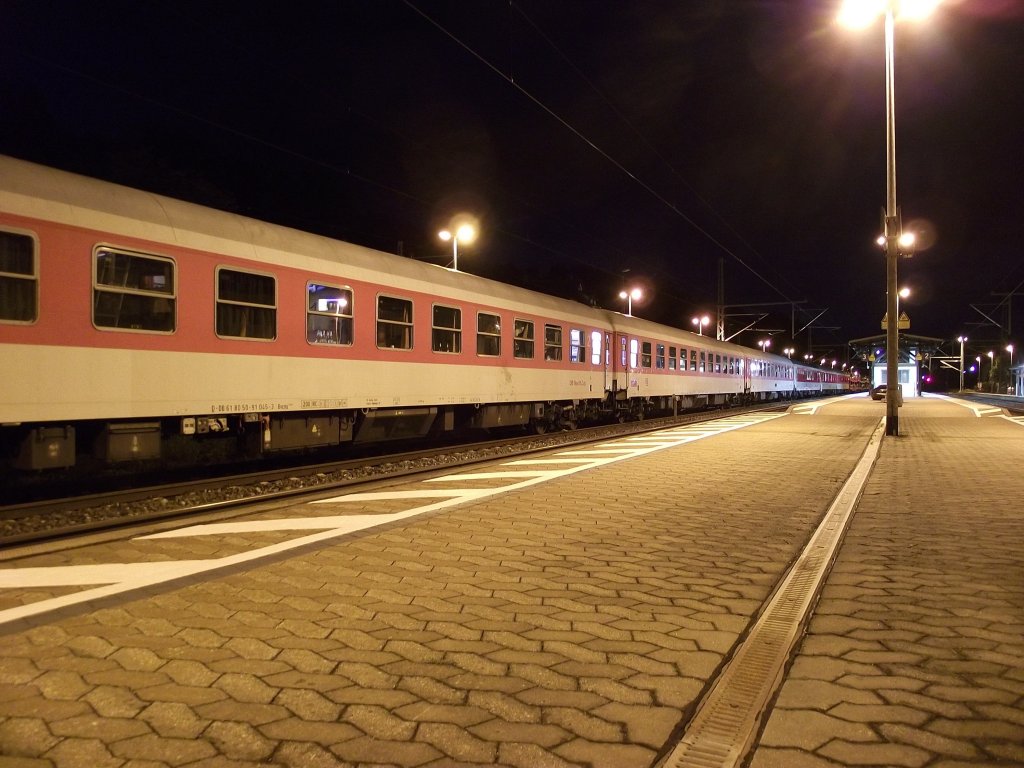 Der AZ 13307 (Berlin Wannsee - Trieste Centrale) am 1. Juni 2011 im Bahnhof Kronach als dieser gerade einen Betriebshalt einlegt, um seine Karenzzeit abzustehen.