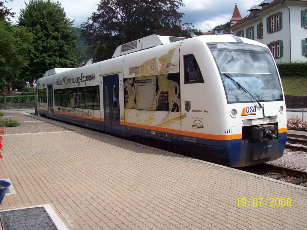 Der Baden-Wrttemberg-Express VT 521 der Ortenau-S-Bahn steht am 19.07.08 in Ottenhfen zur Fahrt nach Achern bereit